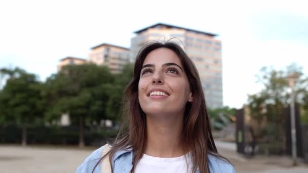 Retrato Uma Jovem Atenciosa Mulher Bonita Contemplando Livre Sorrindo Jovem — Vídeo de Stock