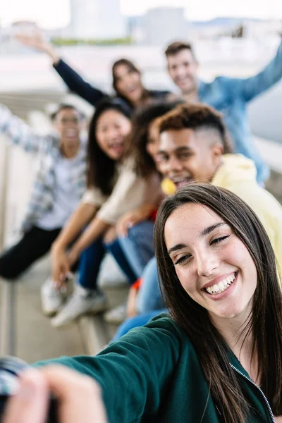 Vertikální Záběr Multiraciální Mladé Skupiny Přátel Baví Směje Při Focení — Stock fotografie