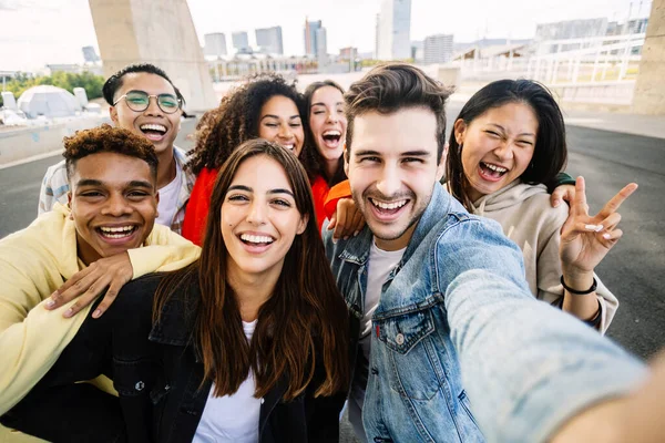 外で一緒に楽しむ多様な人々の若いグループ 市内で自画像を撮る100万人の学生の友人との友情の概念 — ストック写真