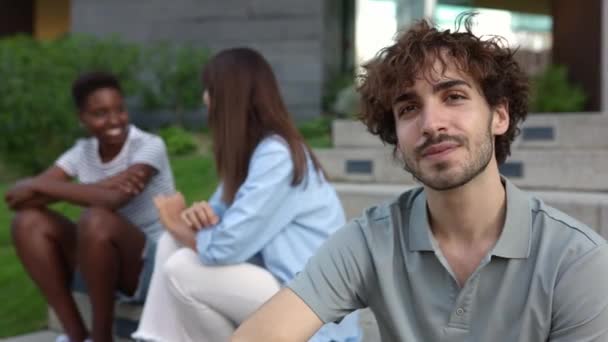 Portrait Jeune Homme Heureux Souriant Caméra Avec Des Amies Multiraciales — Video