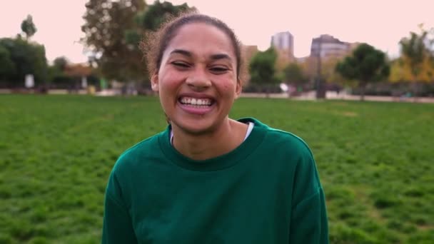 Joven Latina Hispana Sonriendo Cámara Aire Libre Retrato Amistoso Niña — Vídeo de stock