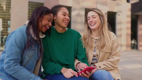 Estudante Diverso Feliz Amigos Sexo Feminino Rindo Juntos Enquanto Assiste — Vídeo de Stock