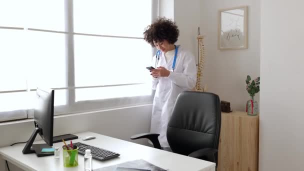 年轻的惊慌失措女医生在医疗会诊时使用手机打字信息 技术和医学概念 — 图库视频影像