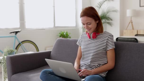 Молодая Взрослая Женщина Используя Ноутбук Компьютер Время Учебы Интернете Сидит — стоковое видео