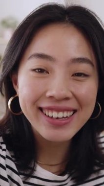 POV mutlu genç Asyalı kadın akıllı telefon ağı uygulaması ile evde video görüşmesi yapıyor. Neşeli Çinli bir kadın cep telefonuyla video konferansında konuşuyor.