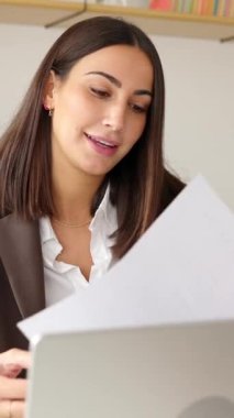 Genç erkek adayın, şirketinde yeni bir pozisyon için özgeçmişini bir kadın askere devrettiği dikey video görüntüleri. Profesyonel insan kaynakları iş isteklisine soru soruyor.