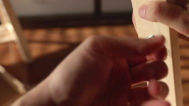 Evde yeni mobilyaları tamir eden genç erkek ellerine yakından bakın..