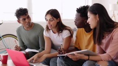 Genç bir grup üniversite öğrencisi evde dizüstü bilgisayar eğitimi projesini tartışıyor. Takım çalışması ve eğitim kavramı