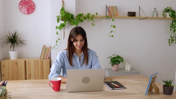 Heyecanlı Genç Bayan Öğrenci Ofiste Dizüstü Bilgisayar Kullanarak Başarıyı Veya — Stok video