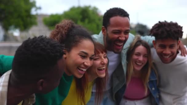 Объединенная Группа Друзей Студентов Веселящихся Свежем Воздухе Мультирасовые Люди Обнимаются — стоковое видео
