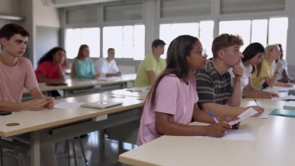 Gruppe Multiethnischer Studenten Hört Lehrer Klassenzimmer Der Universität Intelligente Junge — Stockvideo