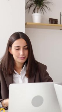 İki profesyonel girişimcinin ışık ofisindeki iş başarısını kutlayan dikey video görüntüleri. Başarılı genç adam ve kadın birlikte çalışma alanındaki hedeflerine ulaşıyorlar. Takım çalışması konsepti