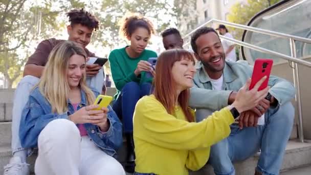Tineri Prieteni Mileniali Care Distrează Folosind Telefonul Mobil Aer Liber — Videoclip de stoc