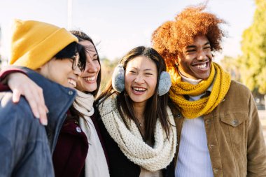 Dört tane çok ırklı genç arkadaş, şehirde eğlenerek vakit geçiriyorlar.