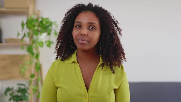 Pov Νεαρή Αφροαμερικανή Γυναίκα Ακούγοντας Και Κοιτάζοντας Κάμερα Μέσω Βιντεοκλήσης — Αρχείο Βίντεο