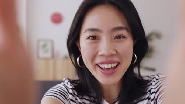 Pov Glückliche Junge Asiatische Frau Mit Einem Videoanruf Über Smartphone — Stockvideo
