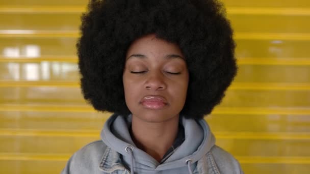 Portrait Happy Carefree African American Woman Afro Hairstyle Opening Eyes — Video Stock