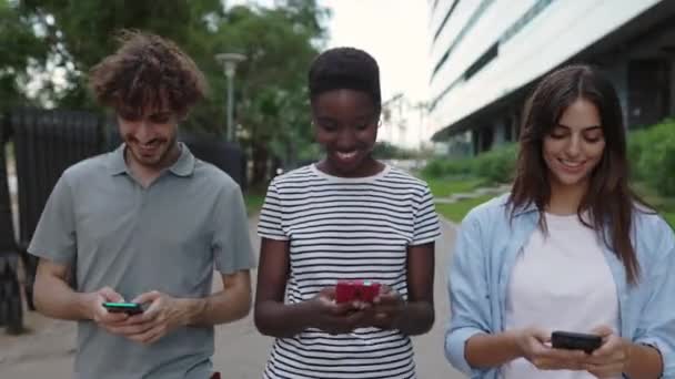 Millennial Generation People Addicted Social Media Concept Three Diverse Young — Vídeo de Stock