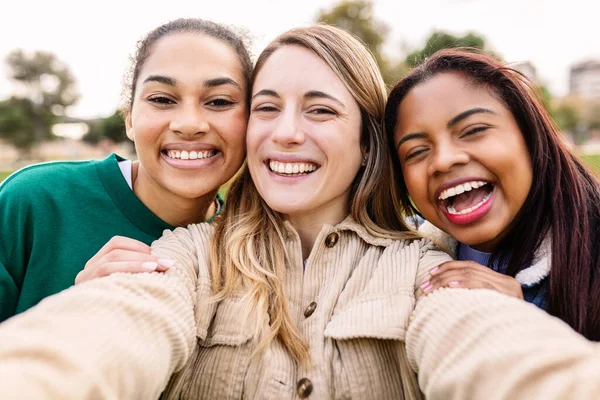 Young Group Three Diverse Cheerful Women Taking Selfie Together Outdoors — 图库照片