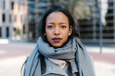 Şirket ofisinde duran başarılı Latin Amerikalı iş kadınının portresi.