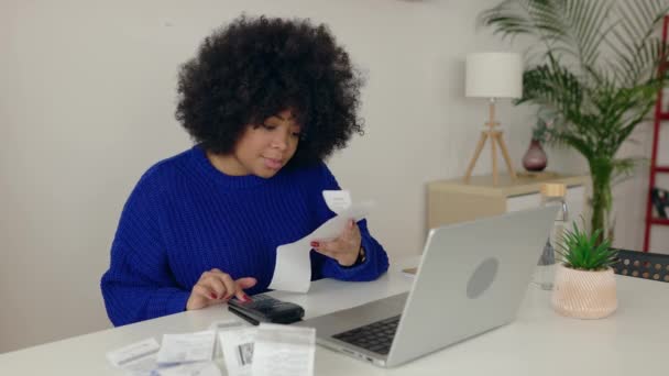Young Latin Woman Afro Hairstyle Managing Budget Expenses Home African — Vídeo de Stock