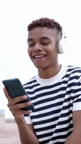 Images Verticales Jeune Homme Afro Américain Joyeux Écoutant Musique Avec — Video