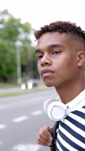 Karşıya Geçmek Için Bekleyen Latin Amerikalı Gencin Dikey Ekran Görüntüsü — Stok video