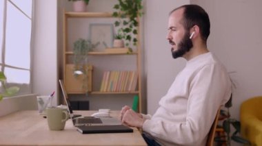 Yetişkin bir iş adamı iş arkadaşlarıyla konuşuyor. Ev bilgisayarında çalışırken video görüşmesi yapıyor. Bağımsız ve girişimci insan kavramı