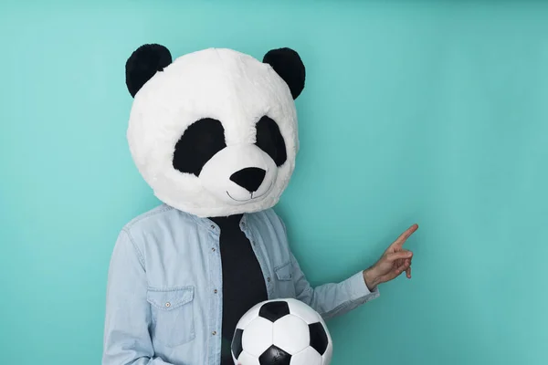 Man Met Pandamasker Die Een Voetbal Bal Vasthoudt Terwijl Hij — Stockfoto