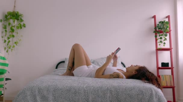 Młoda Uczennica Korzystająca Telefonu Komórkowego Podczas Relaksu Łóżku Pokoju Tysiąclecia — Wideo stockowe
