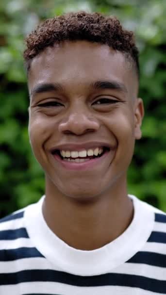 Pionowy Portret Szczęśliwego Młodego Afrykańskiego Mężczyzny Widok Przodu Tysiącletniego Latynoskiego — Wideo stockowe