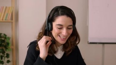 Ofiste dizüstü bilgisayarda çalışan genç ve mutlu bir iş kadını. Serbest meslek girişimcileri ve teknoloji yaşam tarzı konsepti