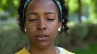 Kameraya ciddi bakan kendine güvenen genç Latin Amerikalı kadının yakın portresi. Halk konsepti