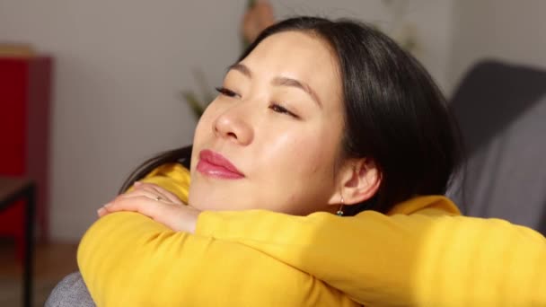 Porträtt Bekymmerslös Asiatisk Kvinna Njuter Lediga Dagar Liggande Soffa Och — Stockvideo
