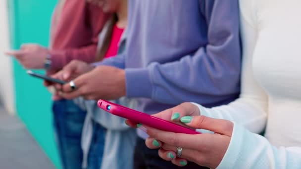 屋外に立って携帯電話を使用して若い十代の友人のスローモーションのクローズアップビュー 市内のスマートフォンでチャットするソーシャルメディアネットワークに依存している若い100万人 — ストック動画