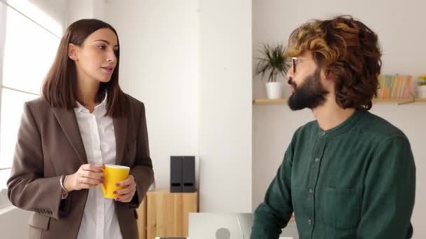 Dwoje Młodych Biznesmenów Rozmawiających Biurze Bizneswoman Przerwę Kawę Kolegą Pracy — Wideo stockowe