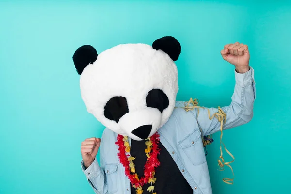 Jonge Vrolijke Man Panda Masker Dansen Geïsoleerd Blauwe Achtergrond Feest — Stockfoto