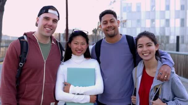Feliz Retrato Grupo Multirracial Amigos Universitarios Unidos Sonriendo Cámara Pie — Vídeos de Stock