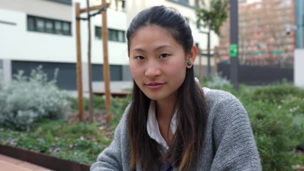 Tvář Portrét Veselé Mladé Asijské Studentky Sedící Stole Laptopem Univerzitě — Stock video
