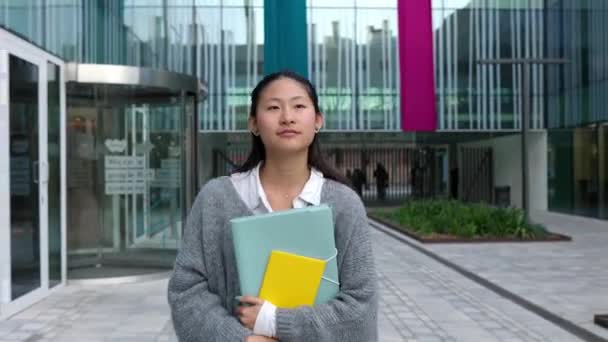 Młoda Azjatycka Studentka Opuszcza Kampus Lekcjach Koncepcja Edukacji Stylu Życia — Wideo stockowe