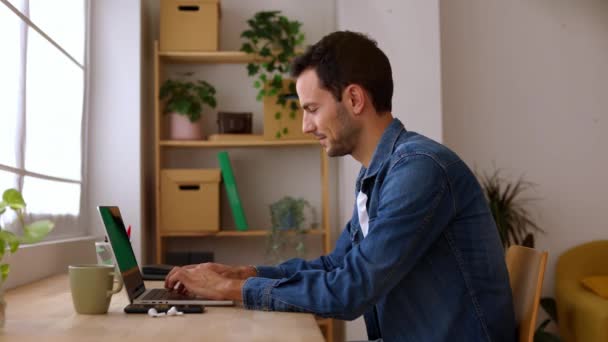 Widok Boku Młodego Mężczyzny Pracującego Laptopie Domowym Studio Freelancer Ludzie — Wideo stockowe
