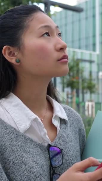 Imágenes Verticales Una Joven Asiática Busca Ubicación Teléfono Móvil Usando — Vídeos de Stock
