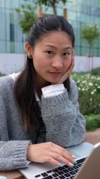 Vertikales Gesicht Porträt Einer Fröhlichen Jungen Asiatischen Studentin Die Auf — Stockvideo