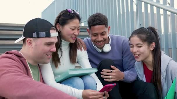 Счастливая Разнообразная Молодая Группа Друзей Студентов Весело Проводящих Время Вместе — стоковое видео
