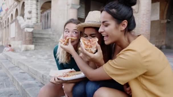 Tři Mladé Pěkné Multiraciální Ženy Přátelé Jíst Pizzu Ulici Během — Stock video