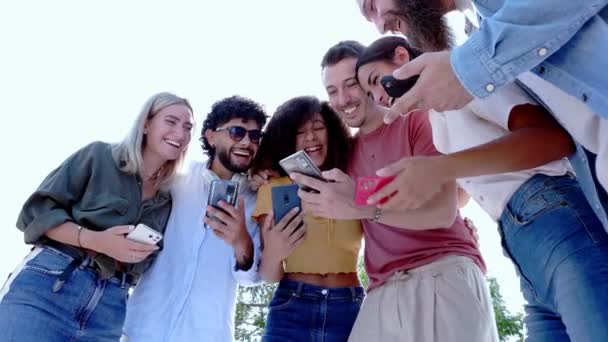 Diverso Grupo Jovens Usando Conteúdo Compartilhamento Telefone Inteligente Nas Mídias — Vídeo de Stock