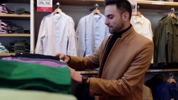 Guapo Joven Empresario Moda Que Compra Ropa Nueva Tienda Cultura — Vídeos de Stock