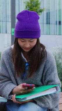 Genç Asyalıların akıllı telefon uygulamasından sosyal medya içeriğini izlerken eğlendikleri dikey çekimler. Üç bin yıllık Çinli en iyi arkadaşlar cep telefonlarını açık havada tutuyorlar.. 