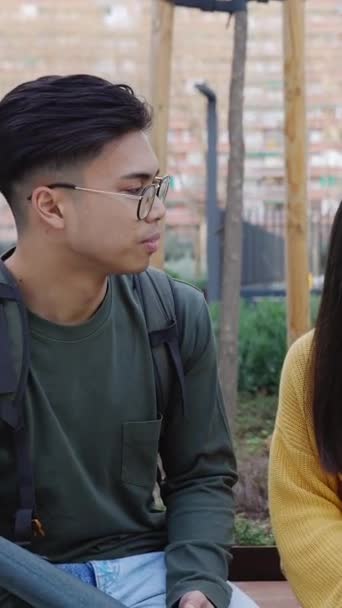 Dışarıda Yan Yana Otururken Gülen Konuşan Asyalı Genç Mutlu Öğrenci — Stok video