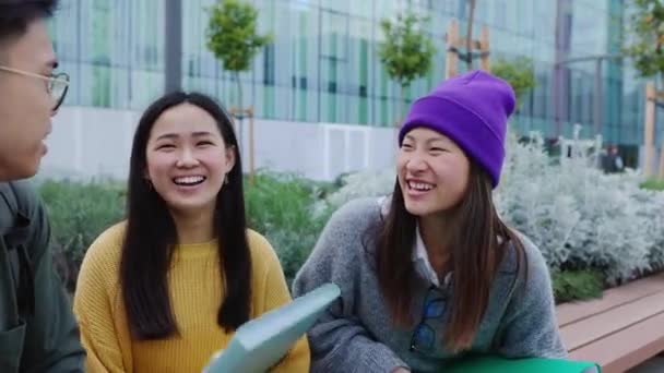 年轻时髦的亚洲朋友一边在城市公园休息 一边聊着天和社交聚会 友谊生活方式概念 — 图库视频影像